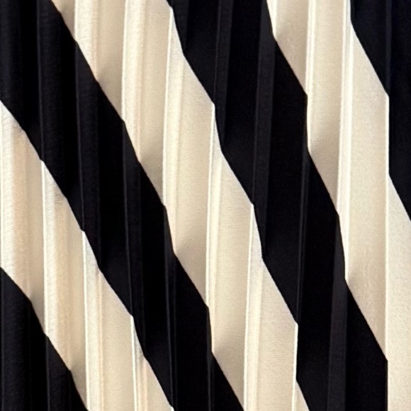 NWT Hugo Boss pleated diagonal stripe skirt. 4 - Picture 6 of 7